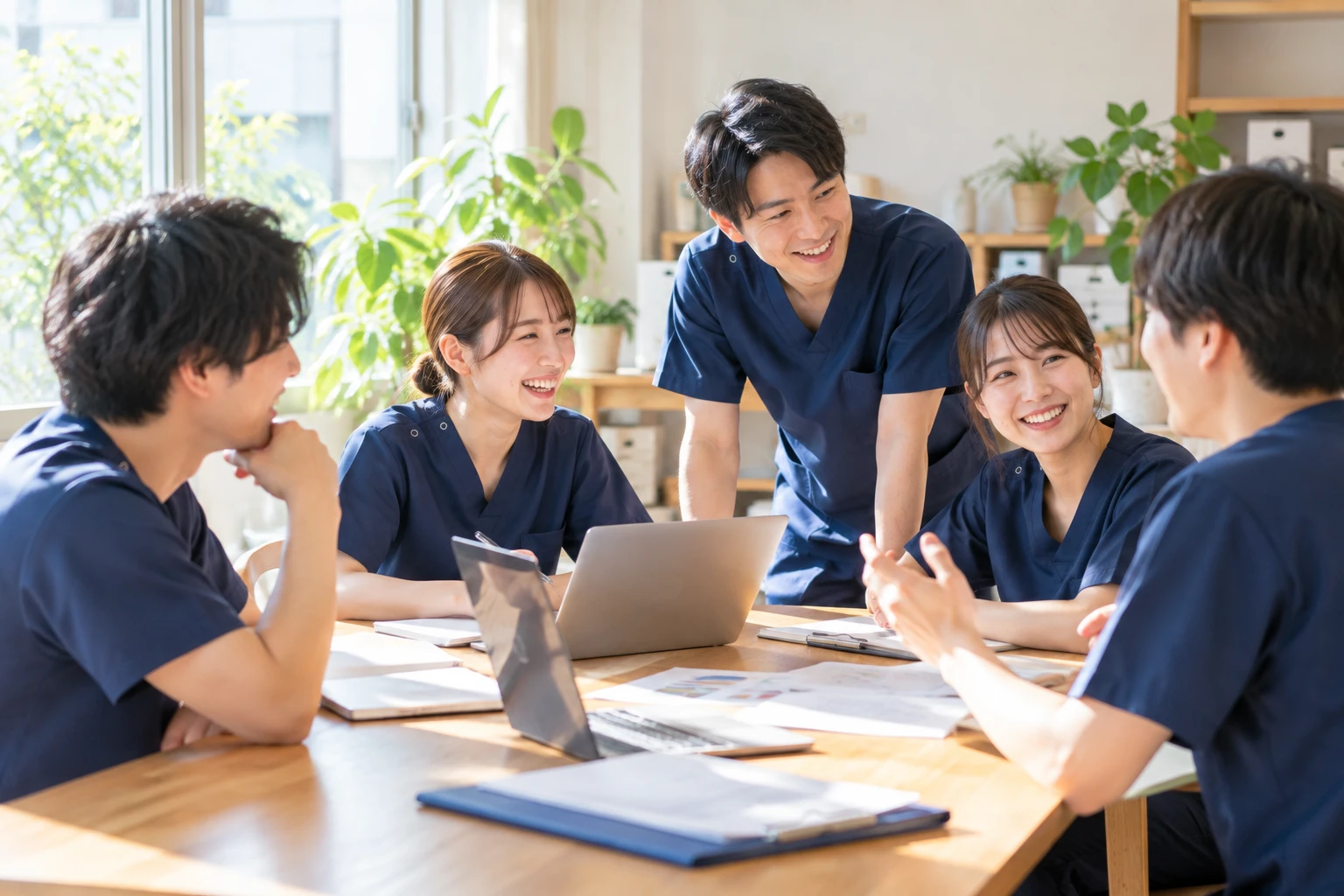 スタッフ同士で話し合っている様子